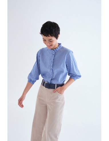 CAMISA DE RAYAS AZUL CON DETALLE VOLANTE