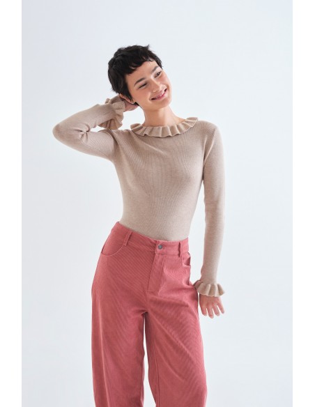 TOP CON VOLANTES DE PUNTO BEIGE