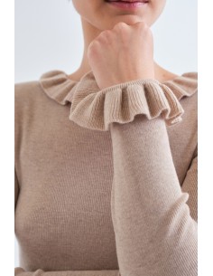 TOP CON VOLANTES DE PUNTO BEIGE 2