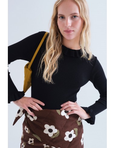 TOP CON VOLANTES DE PUNTO NEGRO