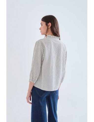 CAMISA DE RAYAS CON DETALLE VOLANTE