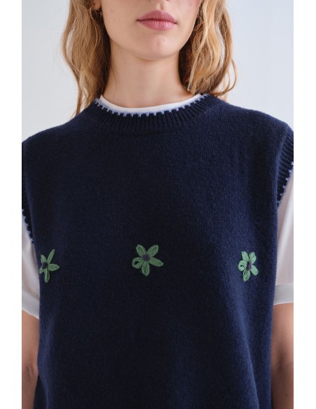 CHALECO MARINO CON FLORES BORDADAS