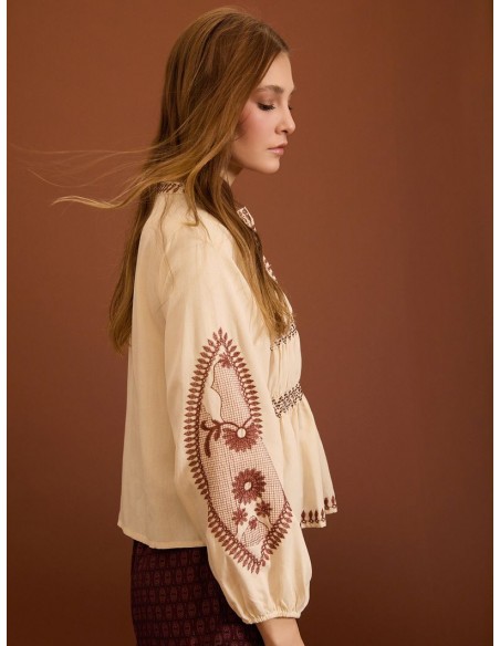 BLUSA BORDADA CON FRUNCES