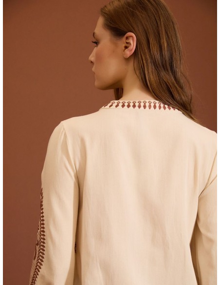 BLUSA BORDADA CON FRUNCES