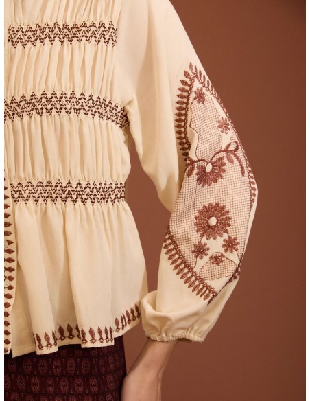 BLUSA BORDADA CON FRUNCES