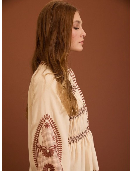 BLUSA BORDADA CON FRUNCES