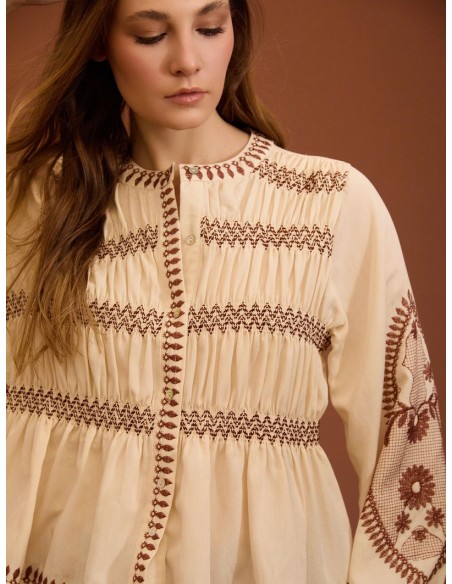 BLUSA BORDADA CON FRUNCES