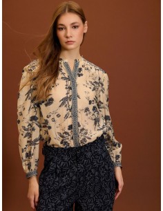 BLUSA CON BORDADO FLORAL