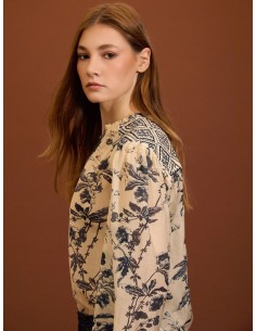 BLUSA CON BORDADO FLORAL 2