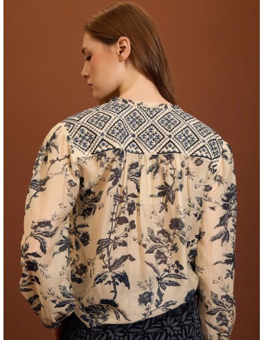 BLUSA CON BORDADO FLORAL