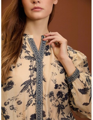 BLUSA CON BORDADO FLORAL