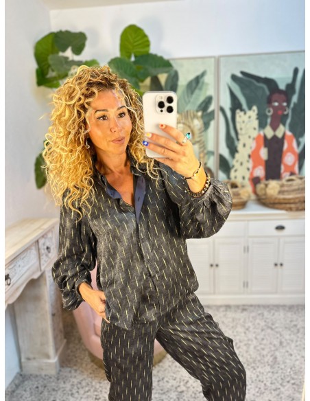 BLUSA DE SATÉN CON LÁMINA DORADA
