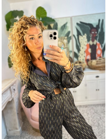 BLUSA DE SATÉN CON LÁMINA DORADA