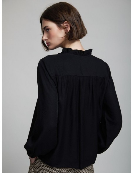 BLUSA FLUIDA CON VOLANTE