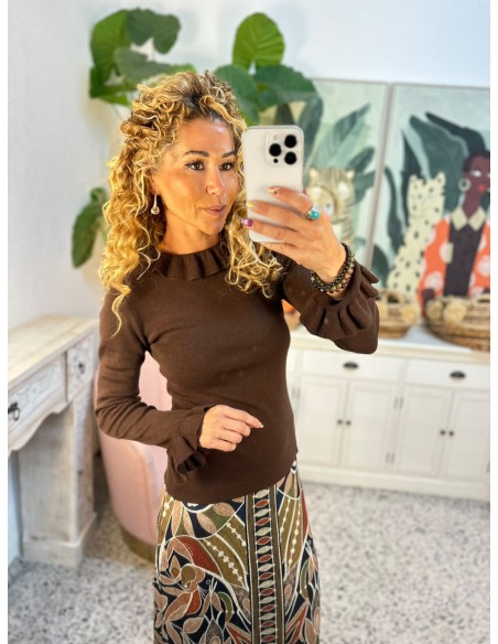 TOP CON VOLANTES DE PUNTO MARRON