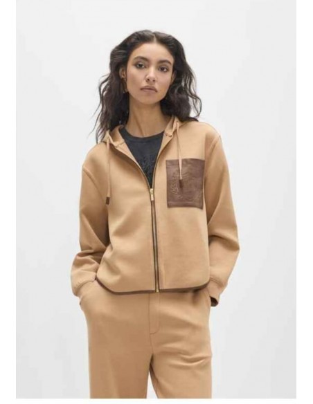 SUDADERA BOLSILLO Y MAXI ESCUDO EN ESPALDA