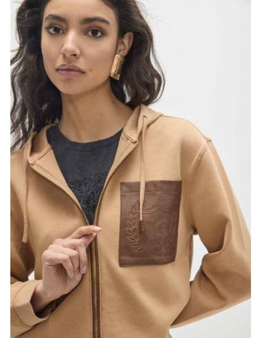 SUDADERA BOLSILLO Y MAXI ESCUDO EN ESPALDA