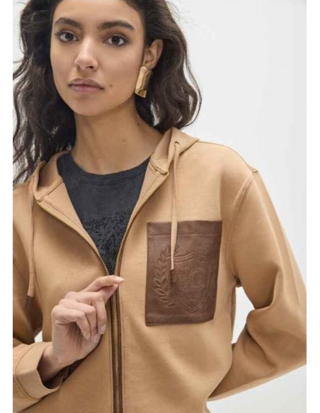 SUDADERA BOLSILLO Y MAXI ESCUDO EN ESPALDA