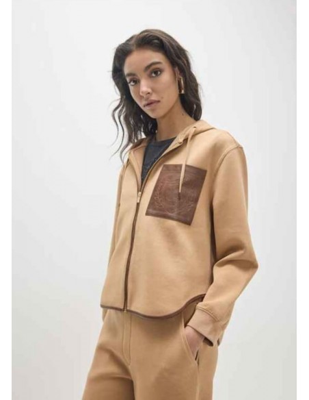 SUDADERA BOLSILLO Y MAXI ESCUDO EN ESPALDA