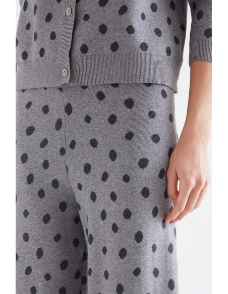 PANTALÓN CON ESTAMPADO PUNTO GRIS CATAHOULA